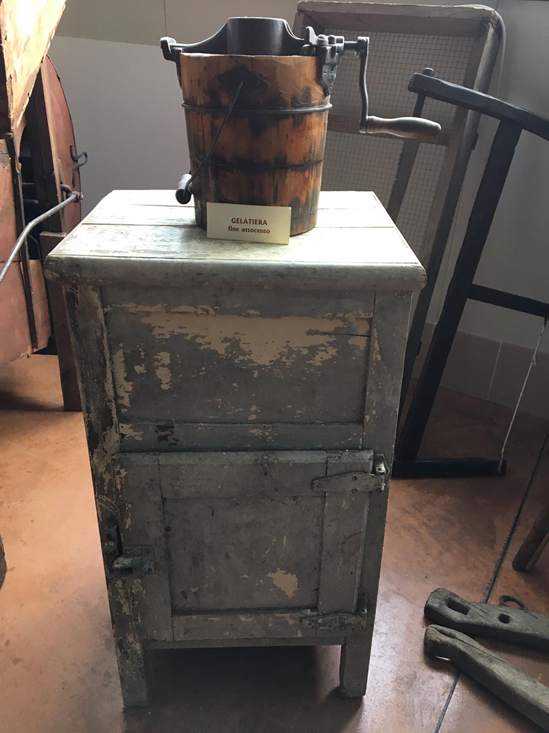 Antica ghiacciaia e macchina per fare il gelato