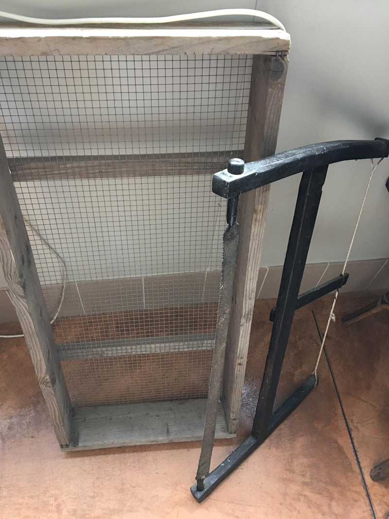Griglia per seccare i funghi e sega per legno