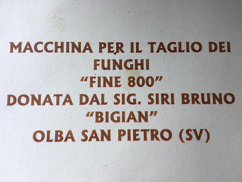 Etichetta macchina taglio funghi